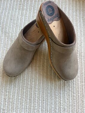 Troentorp • Da Vinci Swedish clogs in Taupe Suede 37 / US 7